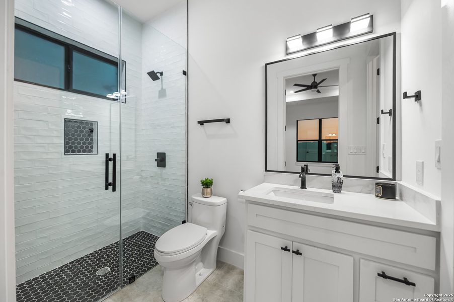 Furnished interior view inside a new home in , Bandera (Image 30).