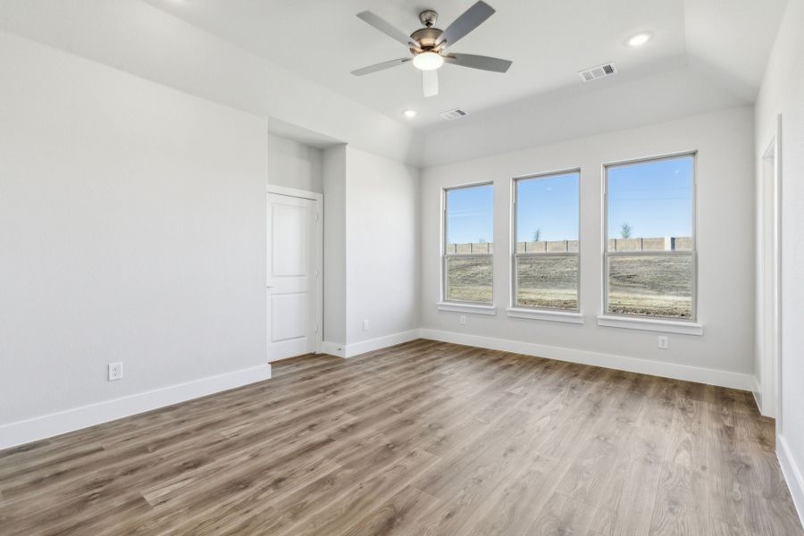 Representative unfurnished interior of a home built from the Yukon by Centre Living Homes in Lakeway Estates, Waxahachie (Image 19).