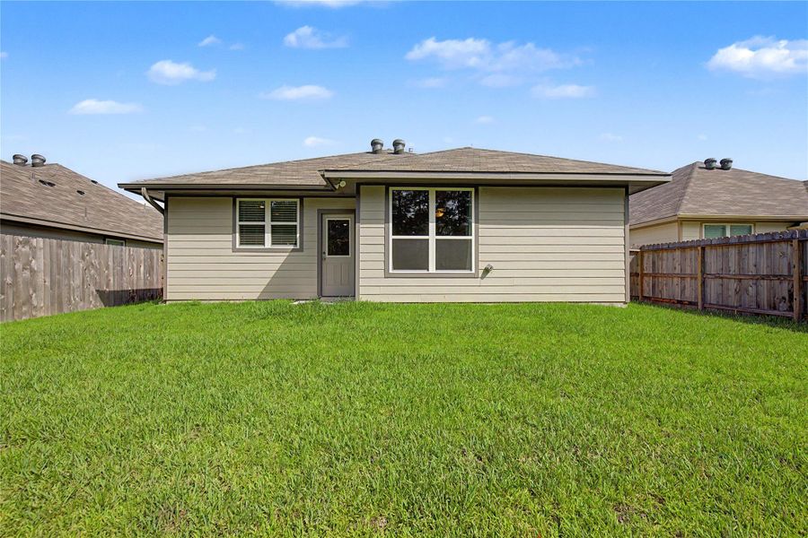 Spacious well kept backyard Spacious well kept backyard