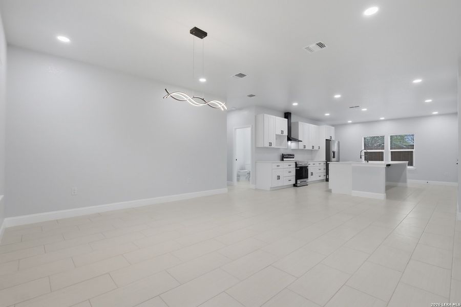 Spacious, unfurnished interior of a new home in , San Antonio (Image 22).