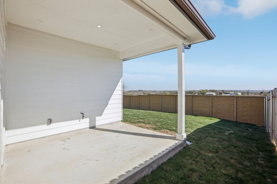 Exterior details and patio area of a home in Porter Country, Buda (Image 2).
