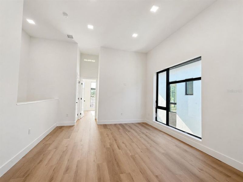Spacious, unfurnished interior of a new home in , St. Petersburg (Image 17).