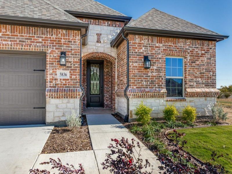 Exterior details and patio area of a home in Ladera Tavolo Park, Fort Worth (Image 2).