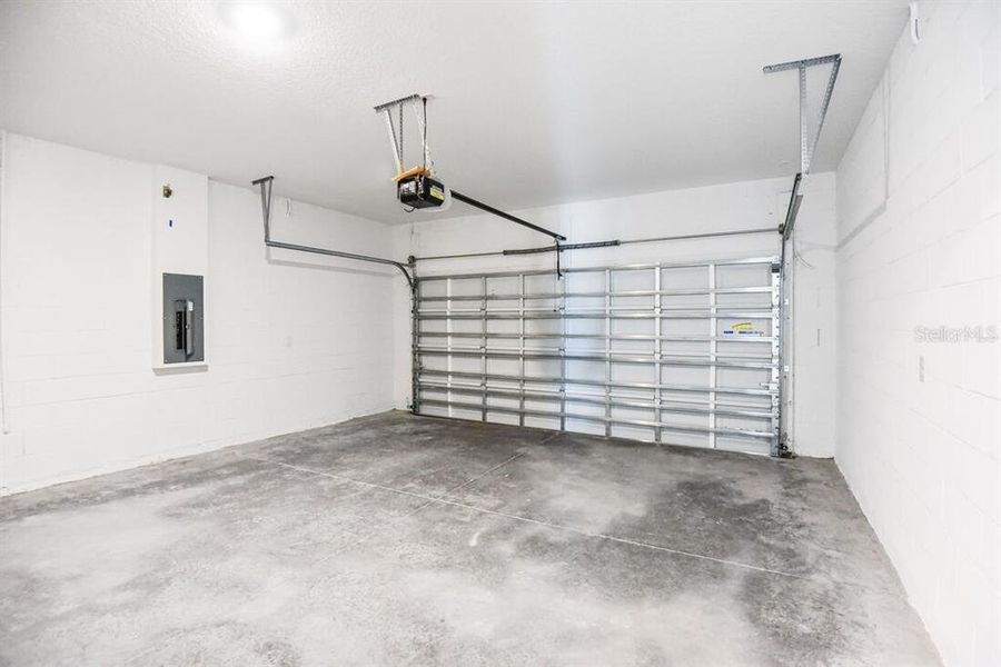 Spacious, unfurnished interior of a new home in Ardisia Park, New Smyrna Beach (Image 21).