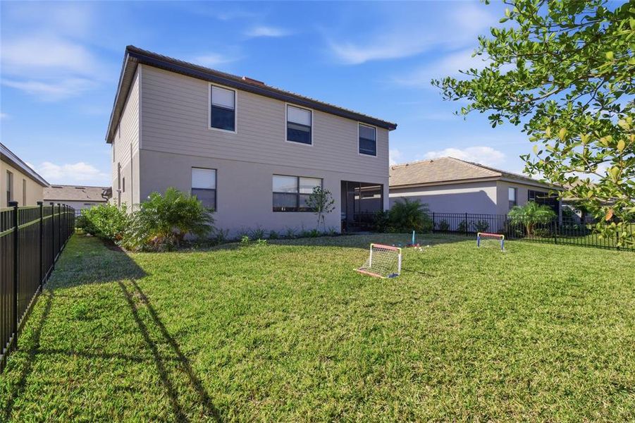 Exterior details and patio area of a home in , Bradenton (Image 29).