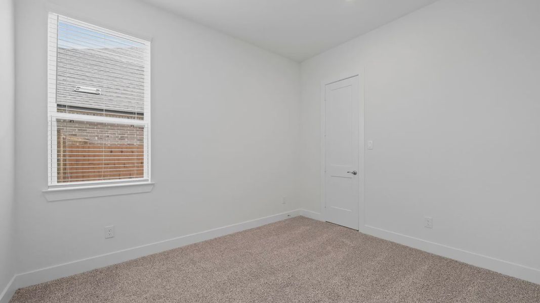 Spacious, unfurnished interior of a new home in Lakes of Cane Island, Katy (Image 15).