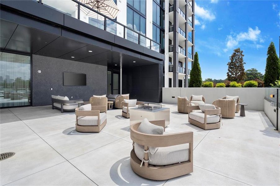 Condo located in Atlanta, GA showcasing its design and architecture (Image 32).