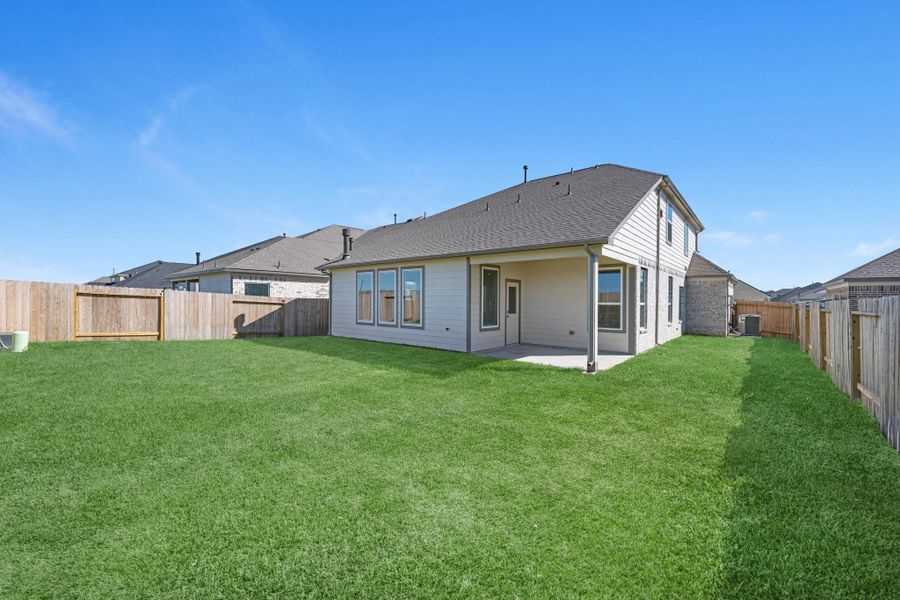 Exterior details and patio area of a home in Beacon Hill, Waller (Image 4).