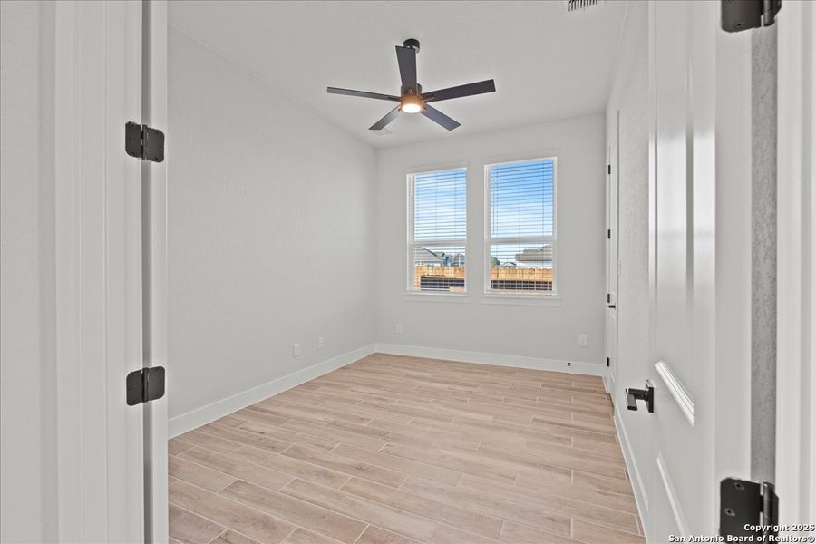 Spacious, unfurnished interior of a new home in Village at Three Oaks, Seguin (Image 16).