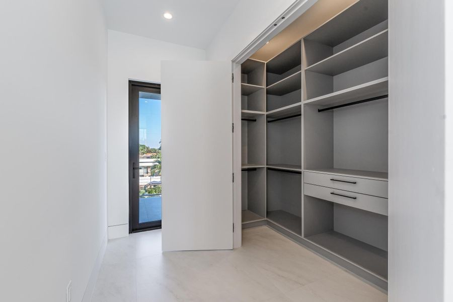 Spacious, unfurnished interior of a new home in , Pompano Beach (Image 37).