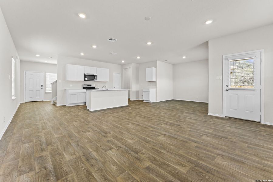 Spacious, unfurnished interior of a new home in Redbird Ranch, San Antonio (Image 31).