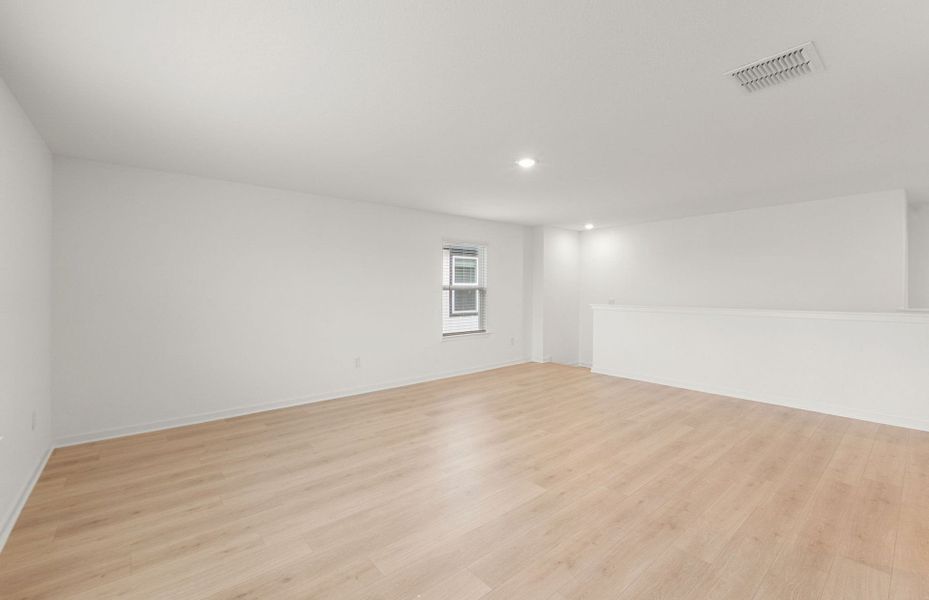 Spacious, unfurnished interior of a new home in Sunfield, Buda (Image 14).