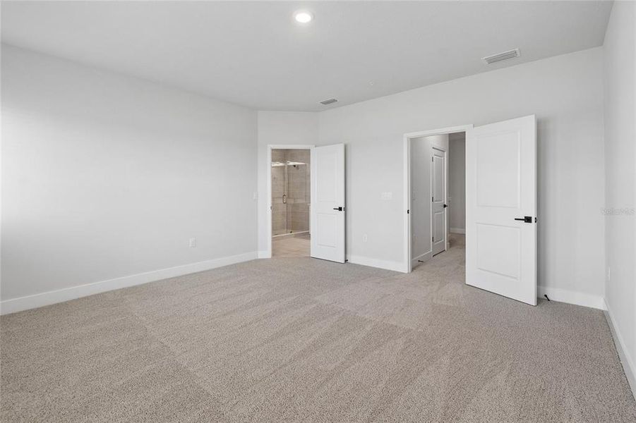 Spacious, unfurnished interior of a new home in , Sarasota (Image 20).