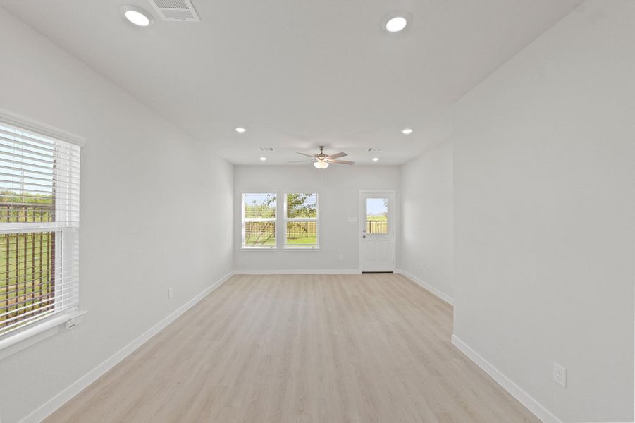 Spacious, unfurnished interior of a new home in River Ranch Trails, Dayton (Image 22).