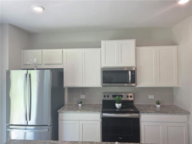 Furnished interior view inside a new home in Alcovy Trace, Lawrenceville (Image 9).