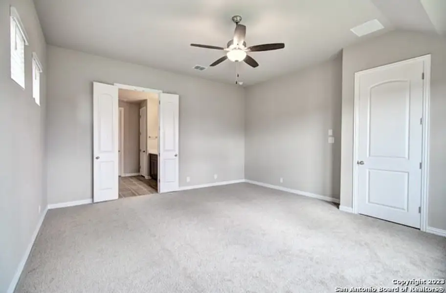 Spacious, unfurnished interior of a new home in Stream Waters, Seguin (Image 8).