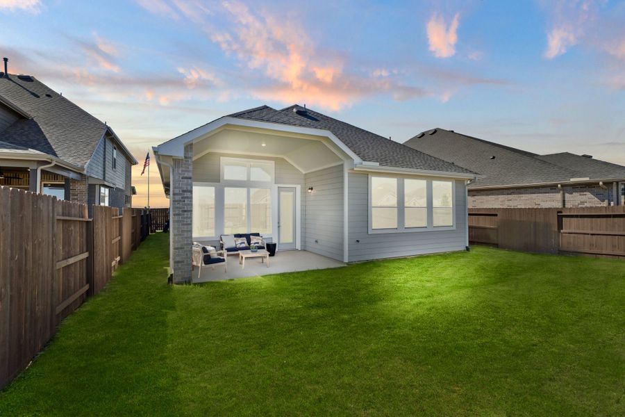 Exterior details and patio area of a home in Brookewater, Rosenberg (Image 26).