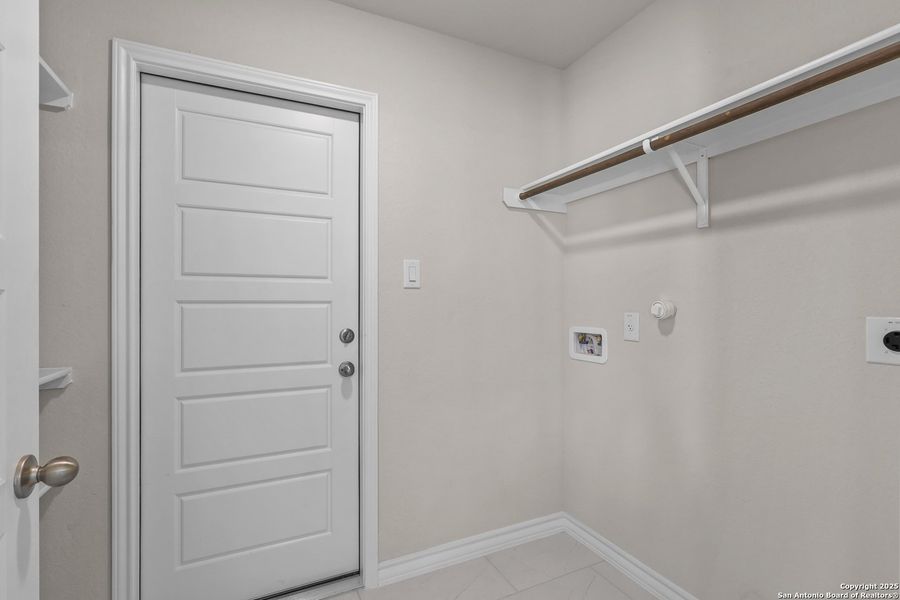 Spacious, unfurnished interior of a new home in , Poteet (Image 30).