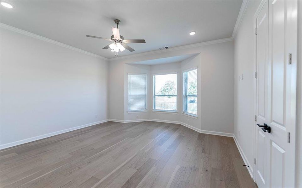 Spacious, unfurnished interior of a new home in Heath Golf & Yacht Club, Heath (Image 12).