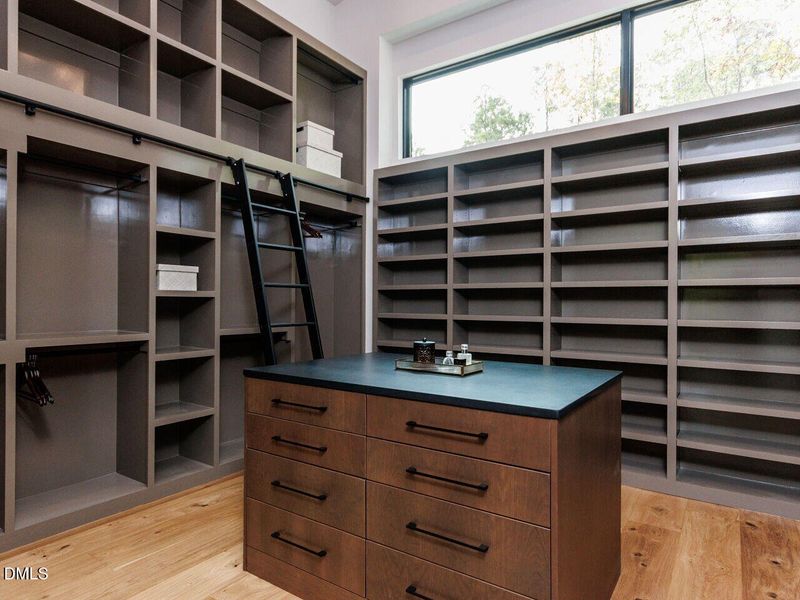 039-1280x960-primary-closet