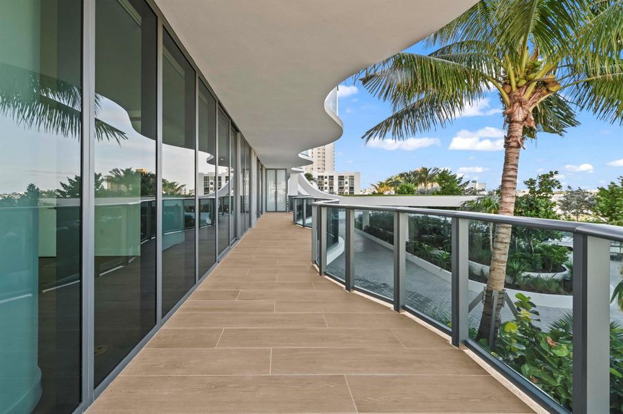 Spacious, unfurnished interior of a new home in Casamar, Pompano Beach (Image 50).