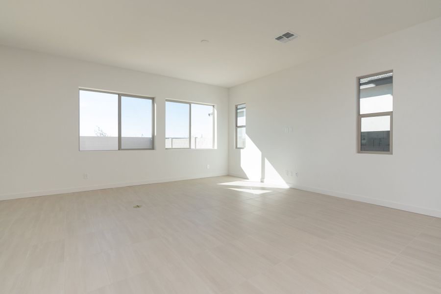 Spacious, unfurnished interior of a new home in Soleo, San Tan Valley (Image 9).