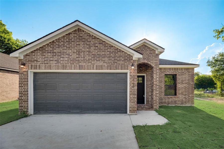 View of front facade with a garage and a front yard