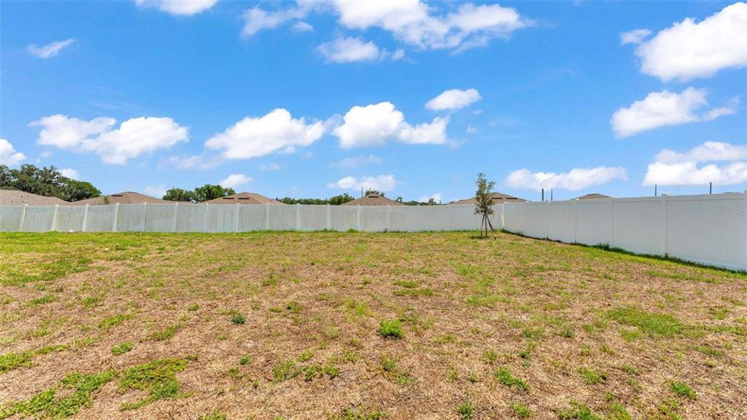 Exterior details and patio area of a home in , Bartow (Image 3).