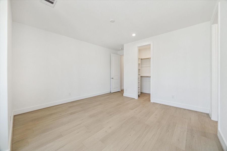 Spacious, unfurnished interior of a new home in , Houston (Image 22).