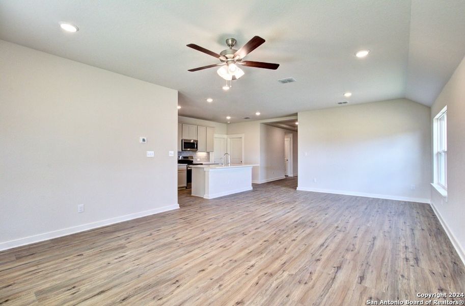 Spacious, unfurnished interior of a new home in Cloud Country, New Braunfels (Image 16).