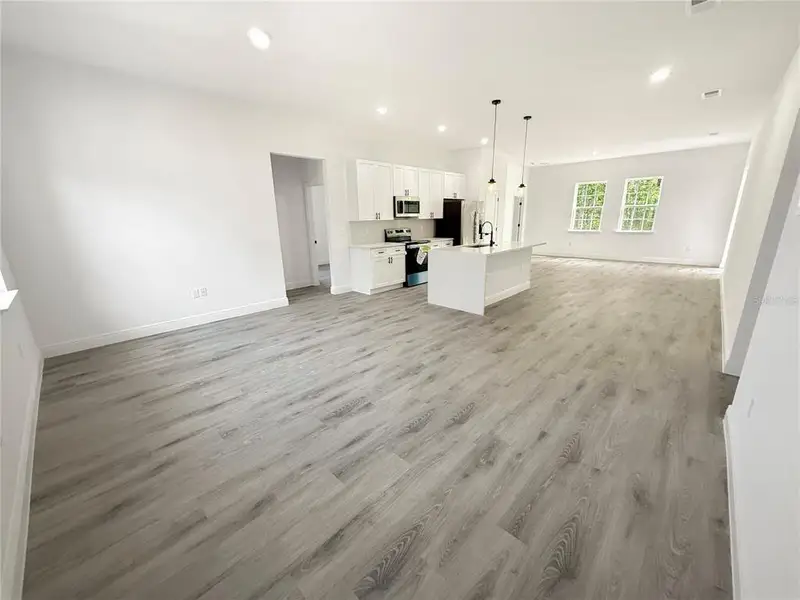 Spacious, unfurnished interior of a new home in , Ocala (Image 14).