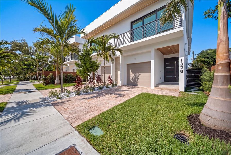 Exterior details and patio area of a home in , Fort Lauderdale (Image 30).