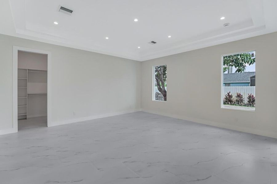 Spacious, unfurnished interior of a new home in , Lake Worth (Image 26).