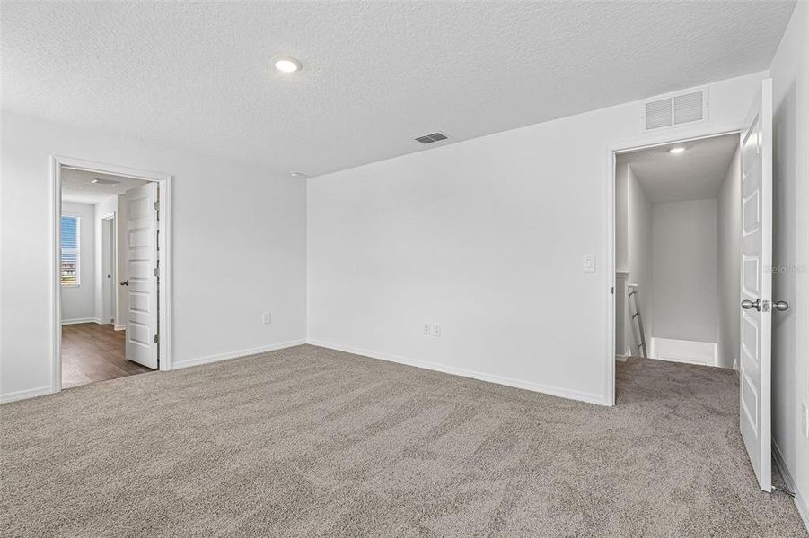 Spacious, unfurnished interior of a new home in , Davenport (Image 19).