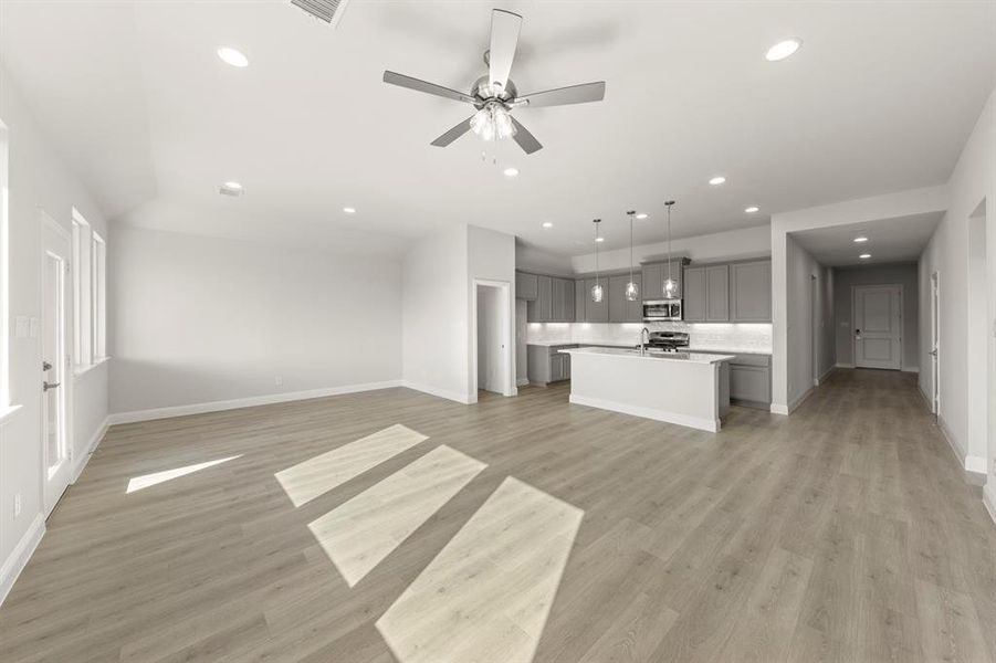 17_18. 1236 Redcoat - Family (3)