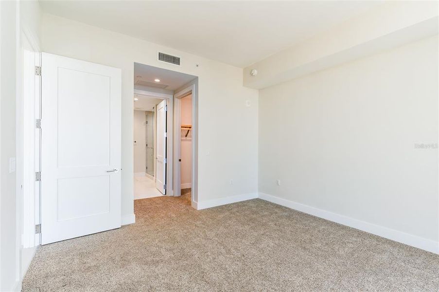 Spacious, unfurnished interior of a new home in , St. Petersburg (Image 44).