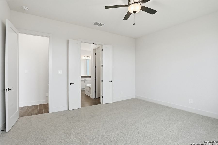 Spacious, unfurnished interior of a new home in Haby Hill 50s, San Antonio (Image 36).