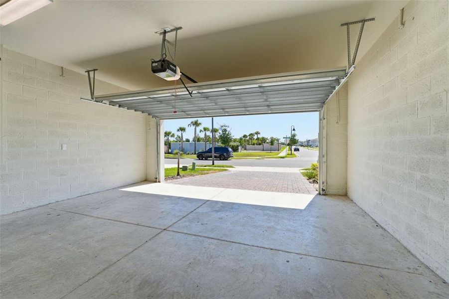 Exterior details and patio area of a home in , Clermont (Image 4).