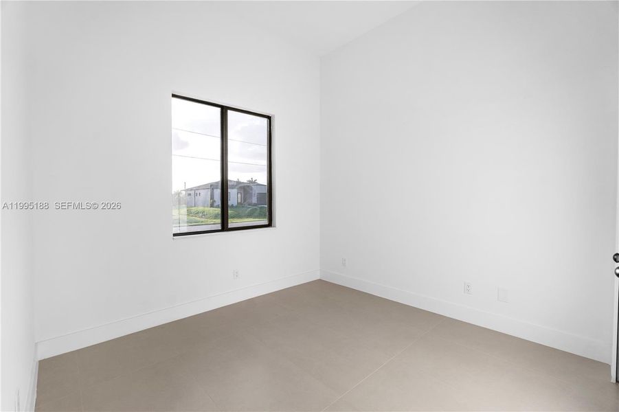Spacious, unfurnished interior of a new home in , Cape Coral (Image 43).