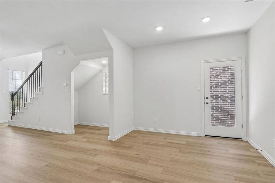 Spacious, unfurnished interior of a new home in Oak Ridge Park, Corinth (Image 27).
