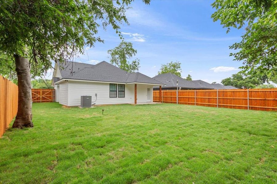 Exterior details and patio area of a home in , Waco (Image 4).