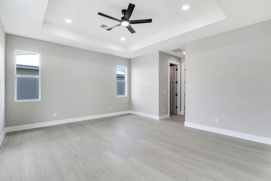 Spacious, unfurnished interior of a new home in , Jensen Beach (Image 57).
