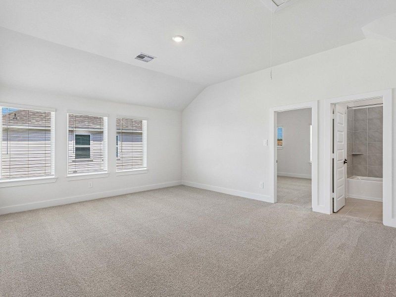 Spacious, unfurnished interior of a new home in Kingdom Heights, Rosenberg (Image 36).