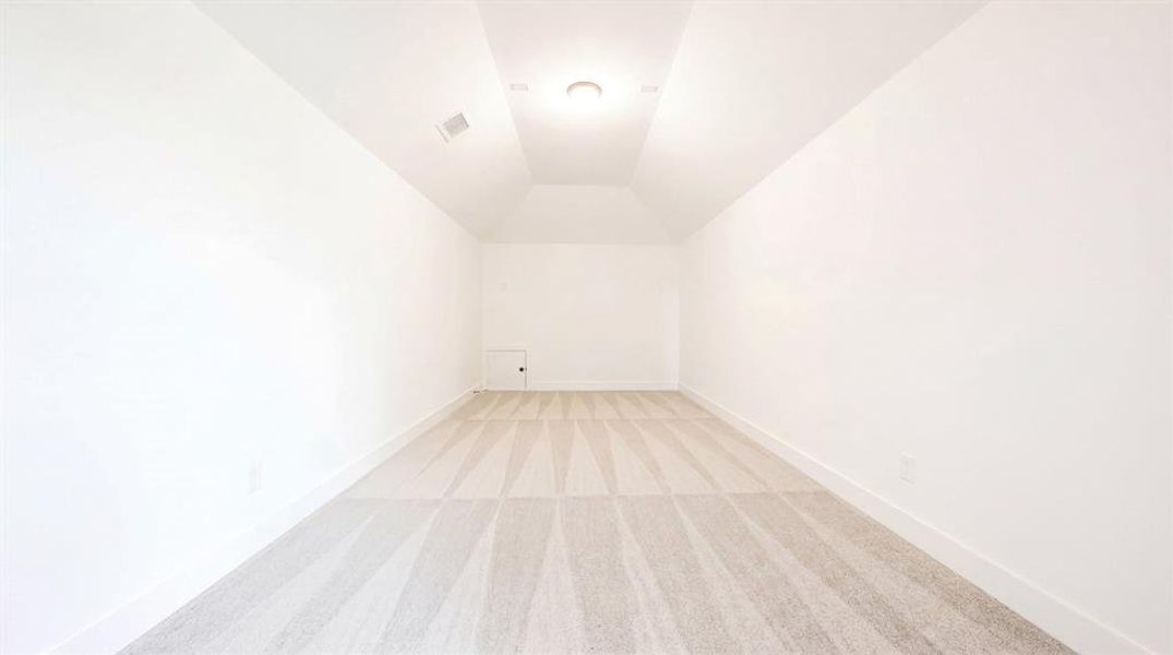 Spacious, unfurnished interior of a new home in Edgewood Creek, Celina (Image 28).