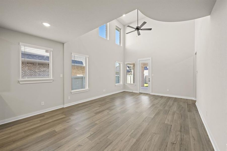 11_8776 Treeline- Dining-1