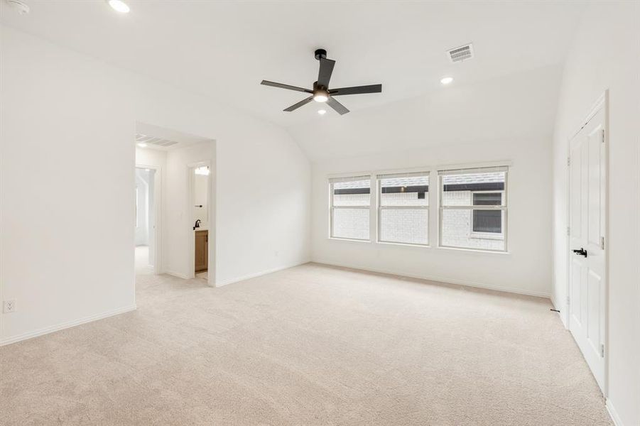 Spacious, unfurnished interior of a new home in Willow Wood, McKinney (Image 25).