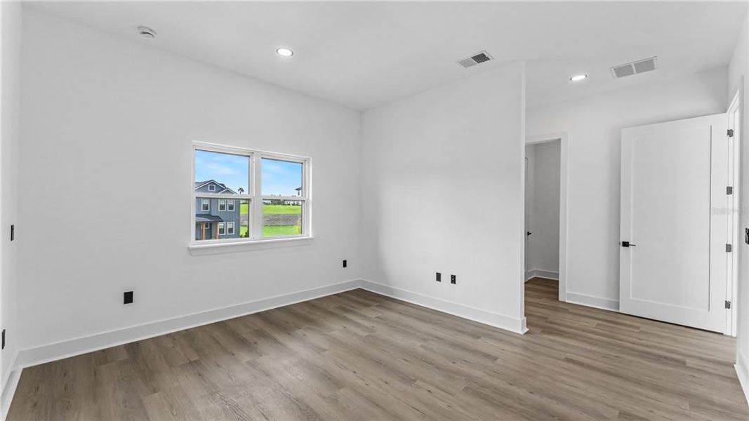 Spacious, unfurnished interior of a new home in , Lake Alfred (Image 46).