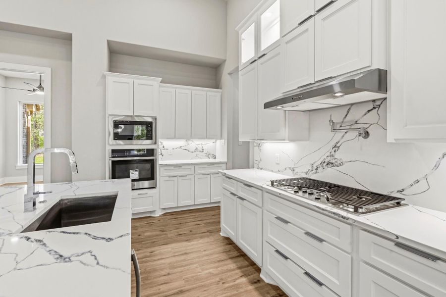Designed for the home chef, this polished culinary space is perfect for weeknight dinners and entertaining.