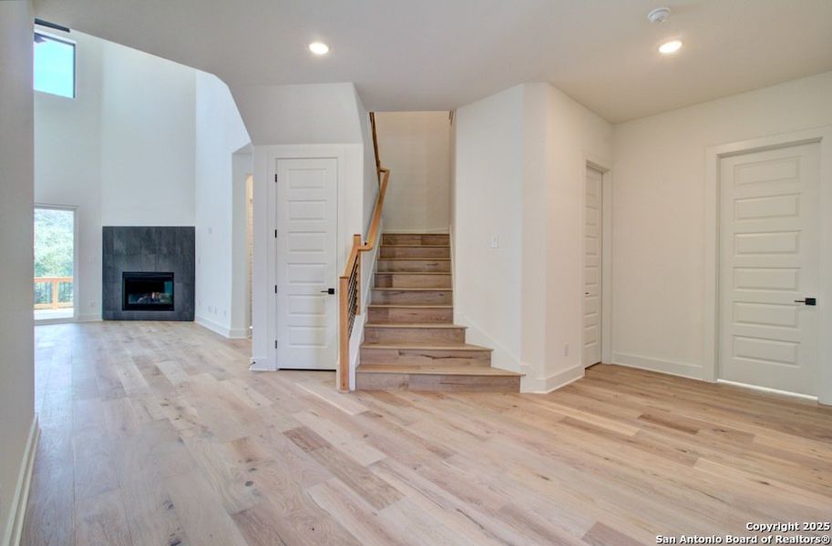 Spacious, unfurnished interior of a new home in Verandas at the Rim, San Antonio (Image 36).