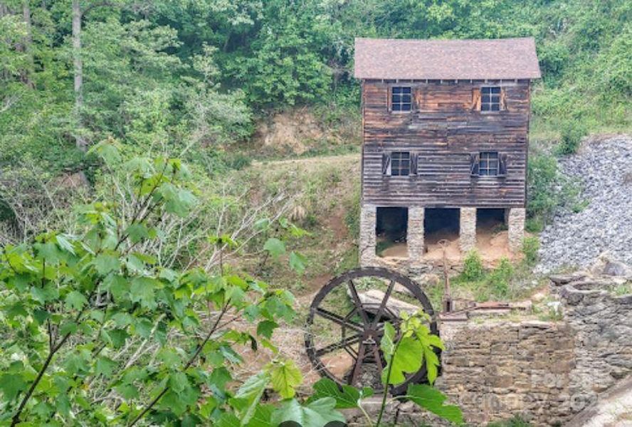 Natural landscape and outdoor views near in Morganton (Image 19). Natural landscape and outdoor views near in Morganton (Image 19).